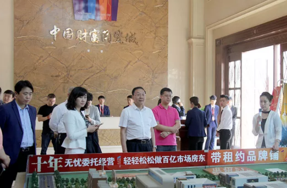 領(lǐng)導(dǎo)參觀淄博陶瓷博覽會主辦點