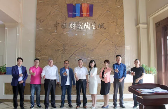 領(lǐng)導(dǎo)參觀淄博陶瓷博覽會主辦點合影
