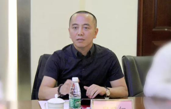 領(lǐng)導(dǎo)參觀淄博陶瓷博覽會主辦點